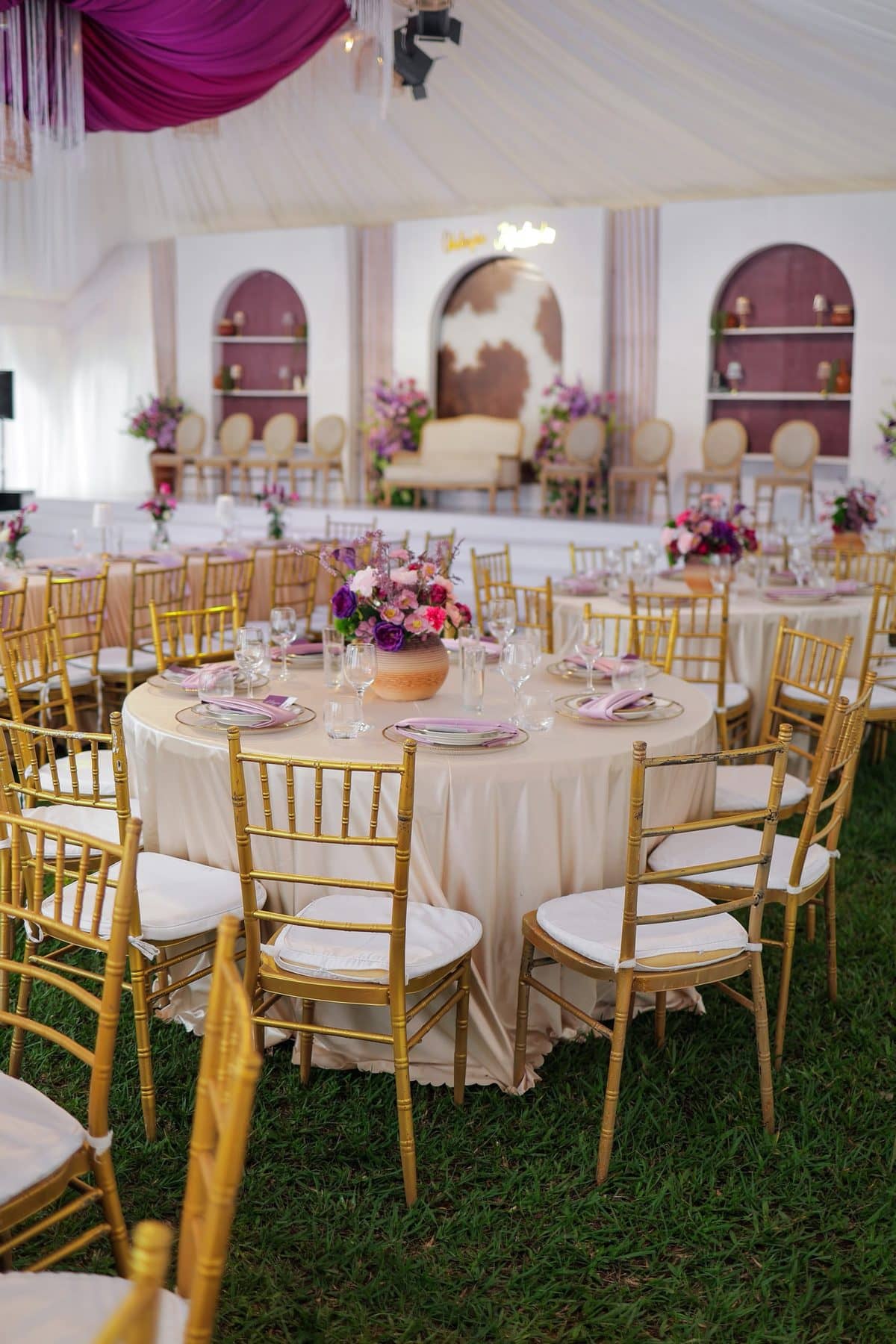 Blush linens around every round table