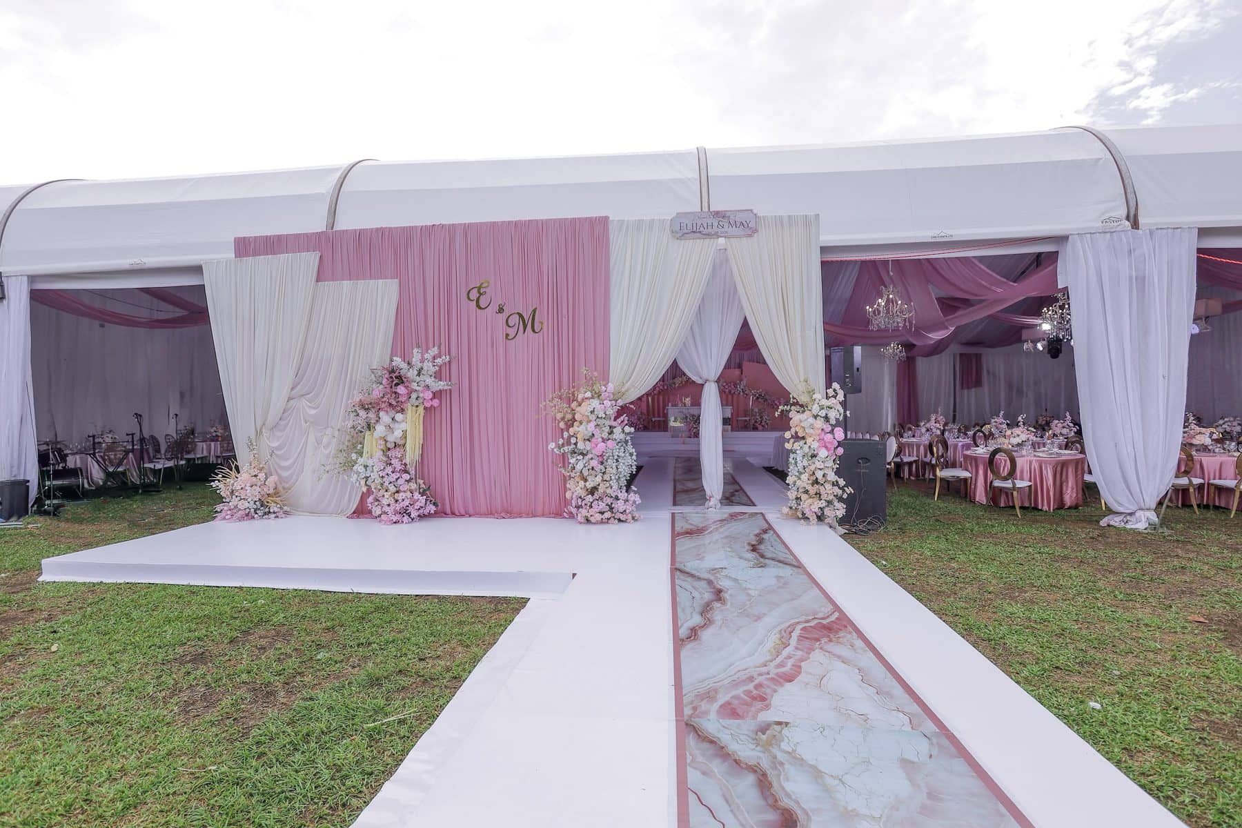 A marbled aisle into the tent